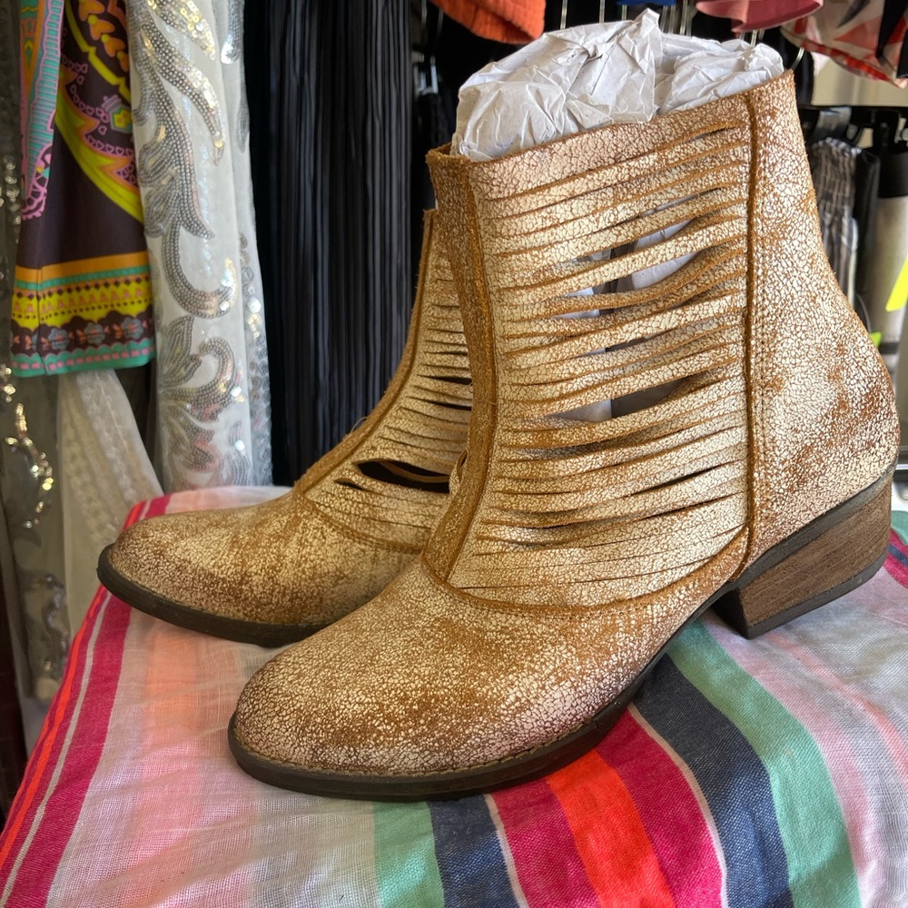 Sbicca (boutique brand) genuine leather distressed ankle boot sz. 8.5